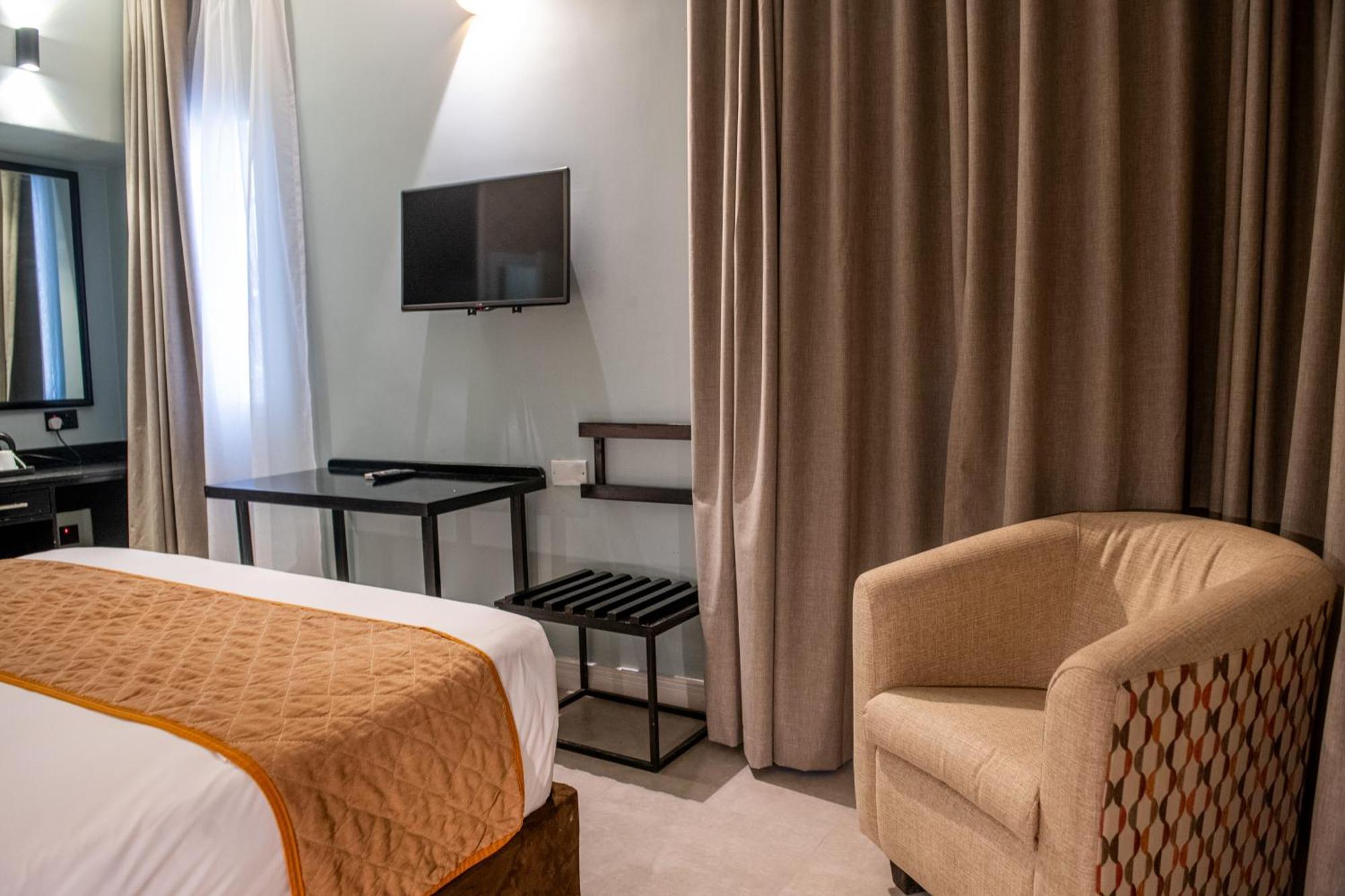New Ambassador Hotel Harare Dış mekan fotoğraf